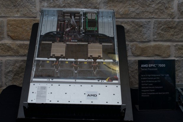 Referenzdesign für 2 Sockel in 2 HE ... (Foto: Andreas Sebayang/Golem.de)