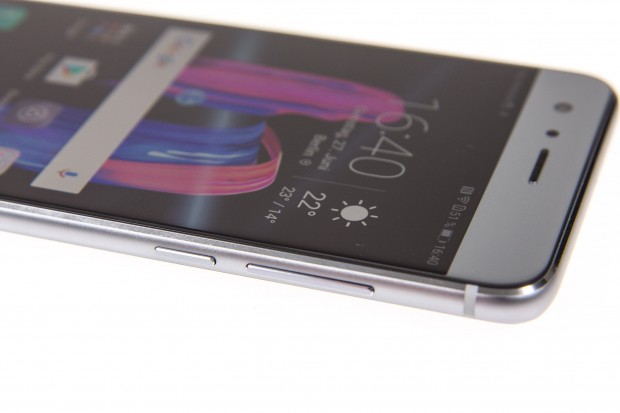 Auf der rechten Seite befindet sich der Ein-Aus-Schalter und die Lautstärketasten. (Bild: Martin Wolf/Golem.de)