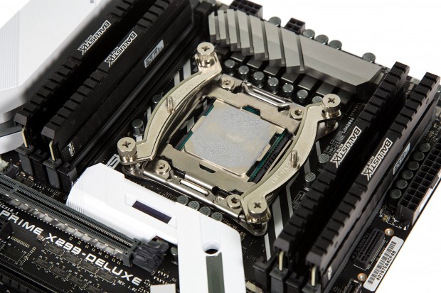 Die Kühlerhalterung von LGA 2066 entspricht dem LGA 2011-3. (Foto: Martin Wolf/Golem.de)