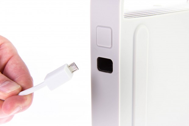 In den Schacht muss das USB-Ladekabel rein. (Bild: Martin Wolf/Golem.de)