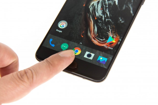 Der Fingerabdrucksensor vom Five reagiert sehr zügig. (Bild: Martin Wolf/Golem.de)