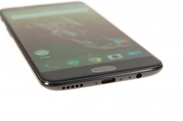 Ein USB-Type-C-Anschluss sowie eine 3,5-mm-Klinkenbuchse sind vorhanden. (Bild: Martin Wolf/Golem.de)