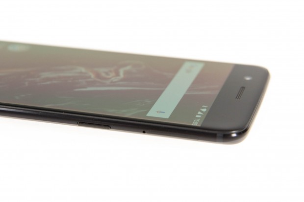 Der Ein-Aus-Schalter ist auf der rechten Seite untergebracht. (Bild: Martin Wolf/Golem.de)