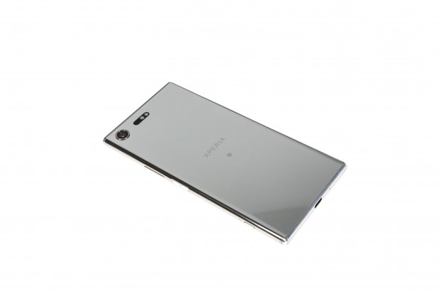 Die Rückseite des Xperia XZ Premium frei von Fingerabdrücken zu bekommen, ist nicht leicht. (Bild: Martin Wolf/Golem.de)