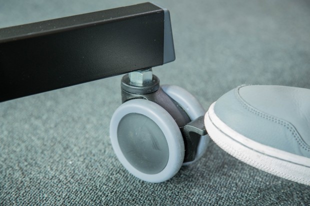 Rollen machen den Tisch mobil. (Foto: Martin Wolf/Golem.de)