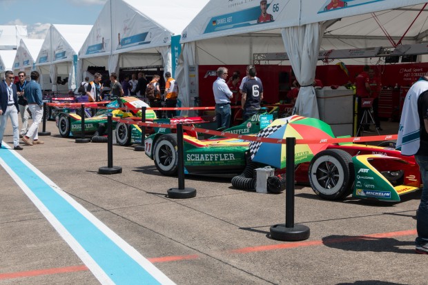 Bei Sonne und sommerlichen Temperaturen mussten die Fahrzeuge ordentlich gekühlt werden.  (Foto: Werner Pluta/Golem.de)