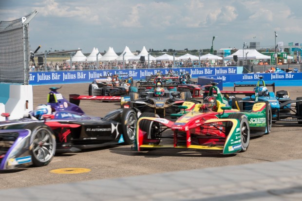Gerangel in  den ersten Kurven: Sam Bird im Virgin (l) gegen Daniel Abt im bunten Abt Audi. ( (Foto: Werner Pluta/Golem.de)