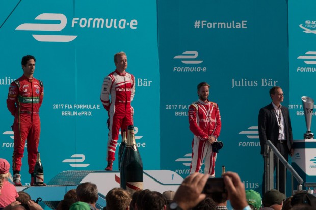 Der Schwede siegte vor di Grassi und Teamkollege Heidfeld. Mit auf dem Podium: der Regierende Bürgermeister Michael Müller. (Foto: Werner Pluta/Golem.de)