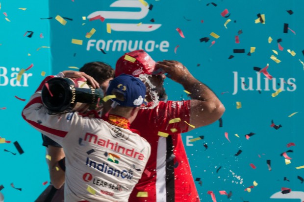 Champagner-Dusche für Mahindra-Teamchef Dilbagh Gill. (Foto: Werner Pluta/Golem.de)