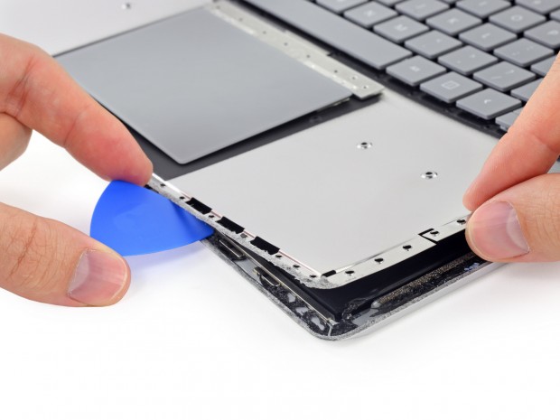 Die aufgebrochenen Schweißpunkte sind praktisch nicht zu reparieren. (Bild: iFixit)