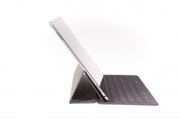 Wie beim ersten iPad Pro lässt sich das neue Modell mit dem Smart Keyboard nur in einem Winkel aufstellen. (Bild: Martin Wolf/Golem.de)