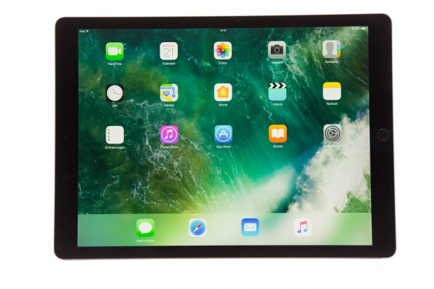 Das Display des neuen iPad Pro hat Apple verbessert: Dank der neuen maximalen Bildwiederholungsfrequenz von 120 Hertz wirken Animationen flüssiger. (Bild: Martin Wolf/Golem.de)
