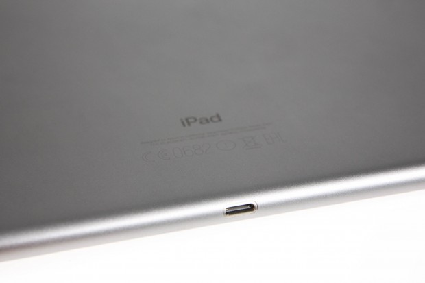 Geladen wird das Tablet wieder über einen Lightning-Stecker, die Akkulaufzeit beträgt bei Mischnutzung knapp zehn Stunden. (Bild: Martin Wolf/Golem.de)