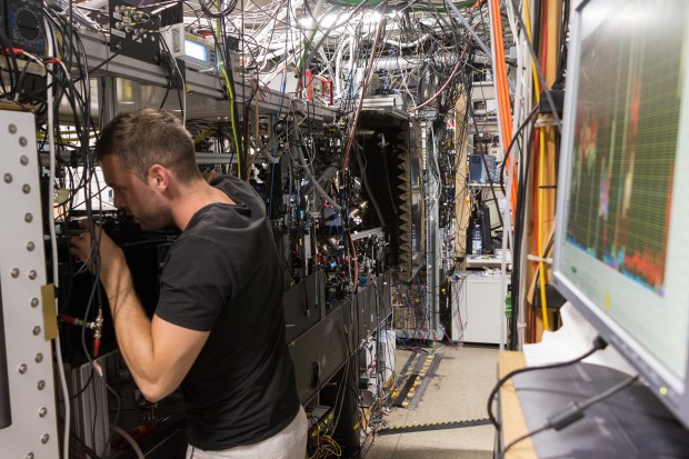 Im Labor für Experimentalphysik an der Universität Innsbruck wird an der Quantenverschränkung geforscht. (Bild: Martin Wolf/Golem.de)
