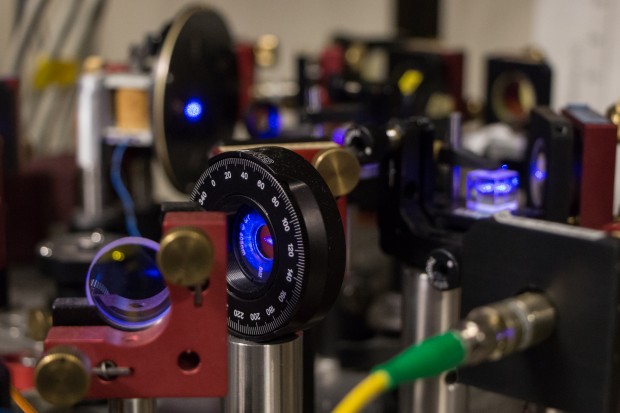 Mit Lasern lassen sich Ionen einfangen. (Bild: Martin Wolf/Golem.de)