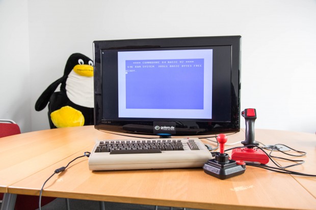 Unser fertiger Umbau: In ein C64-Gehäuse haben wir einen Raspberry Pi und ein Keyrah-Tastaturmodul eingebaut. (Bild: Martin Wolf/Golem.de)