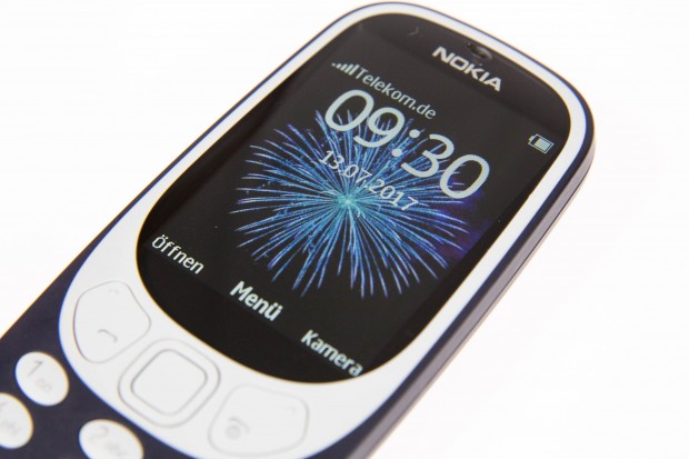 Das große Display des Nokia 3310 ist auch unter Sonnenlicht gut ablesbar. (Bild: Martin Wolf/Golem.de)