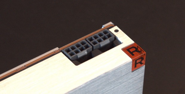 Die Karte nutzt zwei 8-Pol-Anschlüsse, das R-Logo ist beleuchtet. (Foto: Marc Sauter/Golem.de)