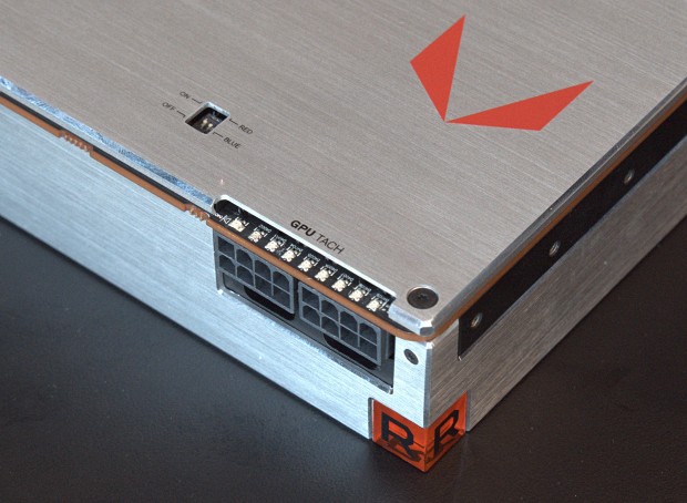 Auf der Rückseite zeigen LEDs den Lastzustand der RX Vega an. (Foto: Marc Sauter/Golem.de)