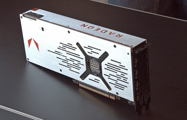 Reine Optik - die Backplate kühlt nicht. (Foto: Marc Sauter/Golem.de)