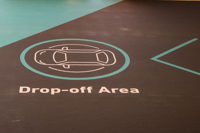 Die Idee vom Automated Valet Parking: Der Fahrer stellt sein Auto vor dem Parkhaus ab... (Foto: Werner Pluta/Golem.de)