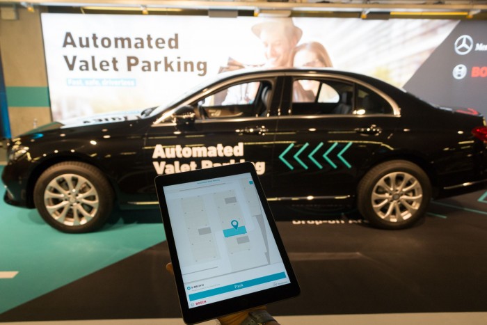 ... und initiiert den Parkvorgang per App. (Foto: Werner Pluta/Golem.de)