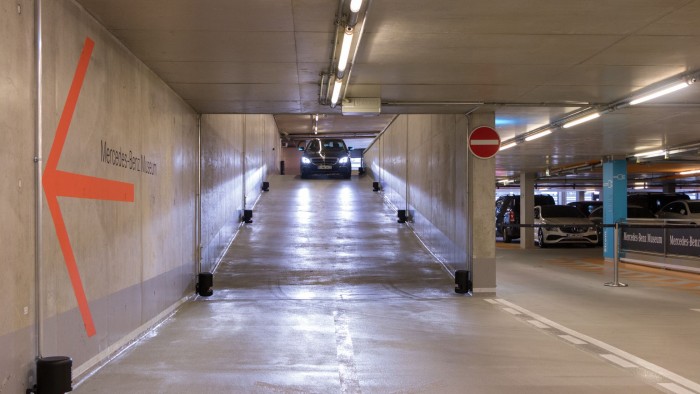 Per WLAN bekommt das Auto gesagt, was es tun soll. Zum Parcours gehört auch eine Rampe. (Foto: Werner Pluta/Golem.de)