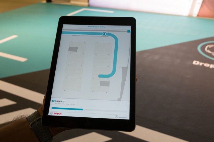 Auf der App lässt sich verfolgen, wo das Auto hin soll und wo es gerade ist. (Foto: Werner Pluta/Golem.de)