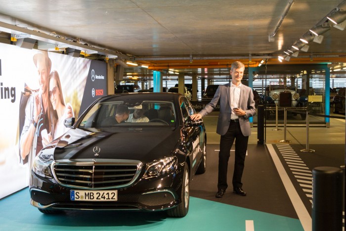 Michael Hafner, Leiter Entwicklung automatisiertes Fahren und aktive Sicherheit bei Mercedes Benz, mit der E-Klasse, ... (Foto: Werner Pluta/Golem.de)