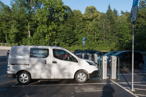 Grund ist eine starke staatliche Förderung - Nissan E-NV200 auf einem Parklplatz mit Ladesäulen nahe einem beliebten Osloer Badestrand. (Foto: Werner Pluta/Golem.de)