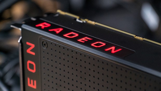 Der obere Radeon-Schriftzug ist beleuchtet. (Foto: Marc Sauter/Golem.de)