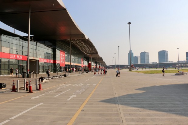 Es gibt nicht nur diese eine, sondern drei solcher Reihen von Messehallen - das ganze Gel&auml;nde ist gigantisch. (Foto: P. Steinlechner / Golem.de)