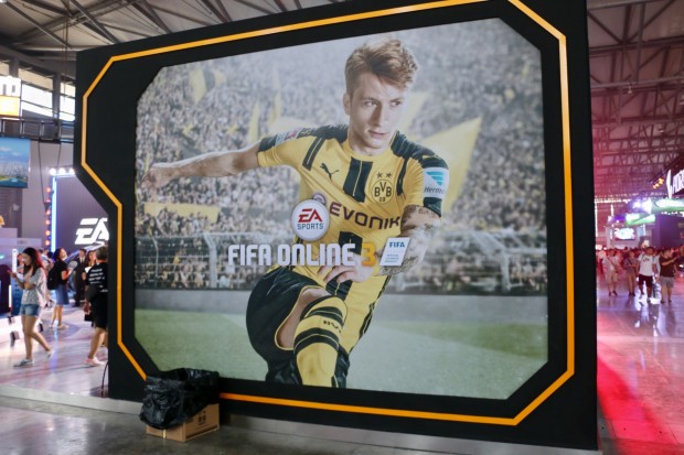 Der arme Marco Reus war nur auf der R&uuml;ckseite des EA-Stands zu sehen. (Foto: P. Steinlechner / Golem.de)