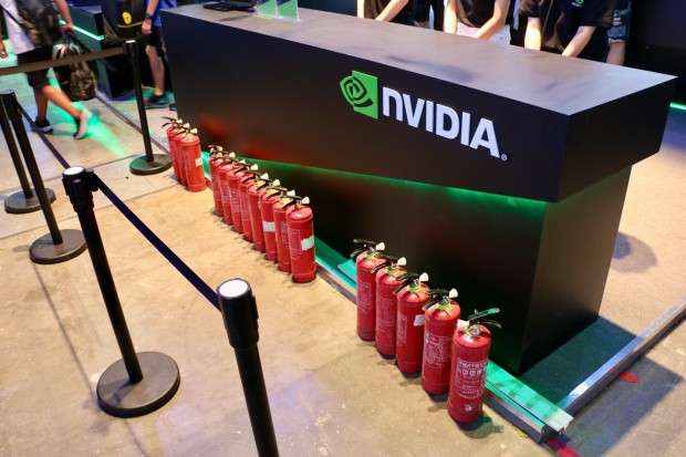 Wir haben keine Ahnung, warum Nvidia so einen großen Bedarf an Feuerlöschern hat. (Foto: P. Steinlechner / Golem.de)