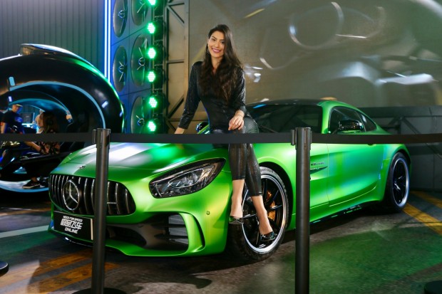 Die Damen und der Mercedes haben f&uuml;r das nur in Asien verf&uuml;gbare Need for Speed Online posiert. (Foto: P. Steinlechner / Golem.de)