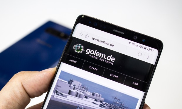 Die Frontkamera hat 8 Megapixel, zudem gibt es auf der Vorderseite noch den IR-Sensor für die Iris-Erkennung. (Bild: Tobias Költzsch/Golem.de)