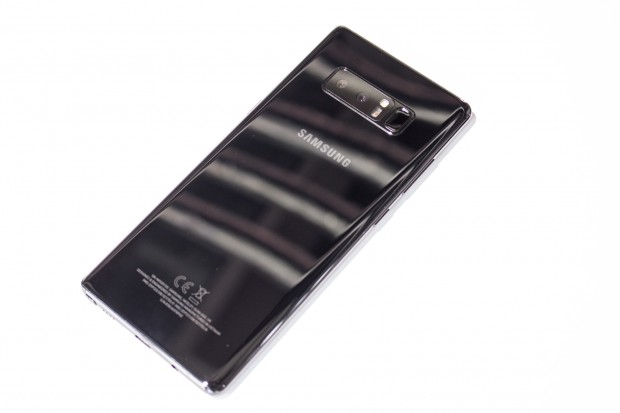 Die Rückseite des Galaxy Note 8 ist aus Glas und zieht Fingerabdrücke stark an. (Bild: Tobias Költzsch/Golem.de)