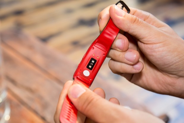 Die Gear Fit2 Pro hat auf der Rückseite einen Pulsmesser, der jede Sekunde den Herzschlag messen kann. (Bild: Martin Wolf/Golem.de)