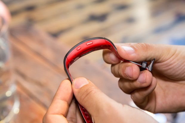 Das Display ist wieder gebogen und hat eine Diagonale von 1,5 Zoll. (Bild: Martin Wolf/Golem.de)