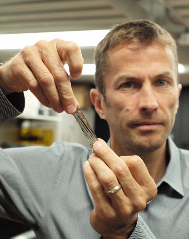 Dr. Mark Lantz, Tape Scientist, zeigt ein Cartridge. (Foto: IBM)