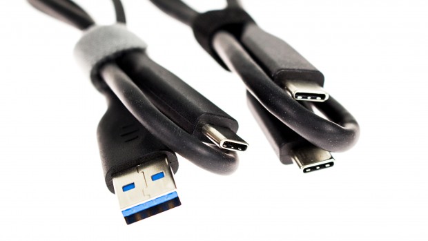 Samsung legt zwei Kabel bei. (Foto: Marc Sauter/Golem.de)