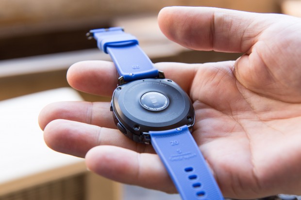 Die Uhr ist technisch nahezu identisch mit der Gear S3, bietet aber eine Wasserdichte bis 5 atm. (Bild: Martin Wolf/Golem.de)