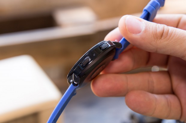 Die Gear Sport wird wieder über die drehbare Lünette oder den Touchscreen und zwei Buttons gesteuert. (Bild: Martin Wolf/Golem.de)