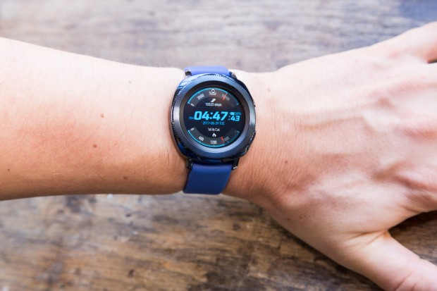 Die Gear Sport am Handgelenk (Bild: Martin Wolf/Golem.de)