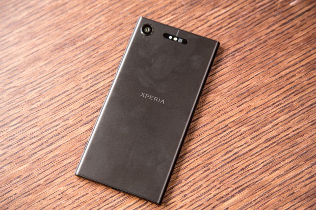 Die Rückseite des Xperia XZ1 ist aus eloxiertem Aluminium und zieht Fingerabdrücke stark an. (Bild: Tobias Költzsch/Golem.de)