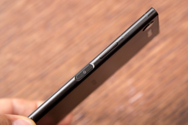 Im seitlichen Einschalter ist ein Fingerabdrucksensor eingebaut. (Bild: Tobias Költzsch/Golem.de)