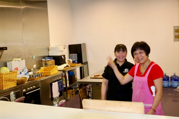 Im Eingangsbereich in Schanghai gibt es eine K&uuml;che. (Foto: Peter Steinlechner/Golem.de)