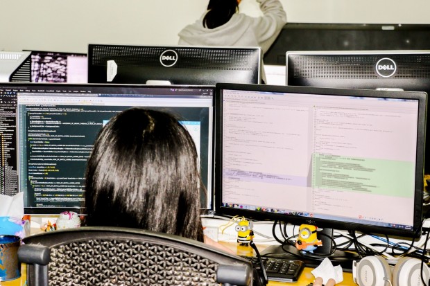 Eine Entwicklerin arbeitet am Code eines Ubisoft-Spiels. (Foto: Peter Steinlechner/Golem.de)