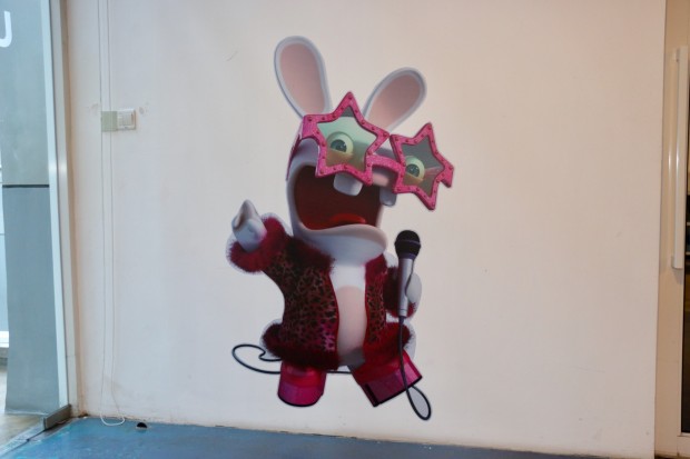 Ein Ubisoft-Maskottchen an einer Wand (Foto: Peter Steinlechner/Golem.de)