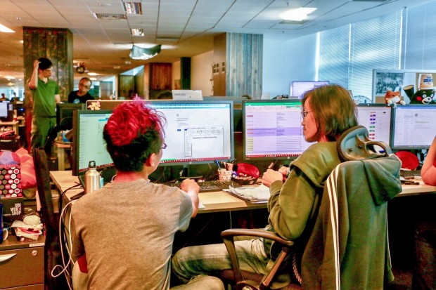 Zwei Entwickler bei Ubisoft Singapur im Gespr&auml;ch (Foto: Peter Steinlechner/Golem.de)